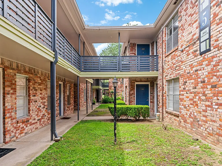 Stratford House Apartments — Photo 32