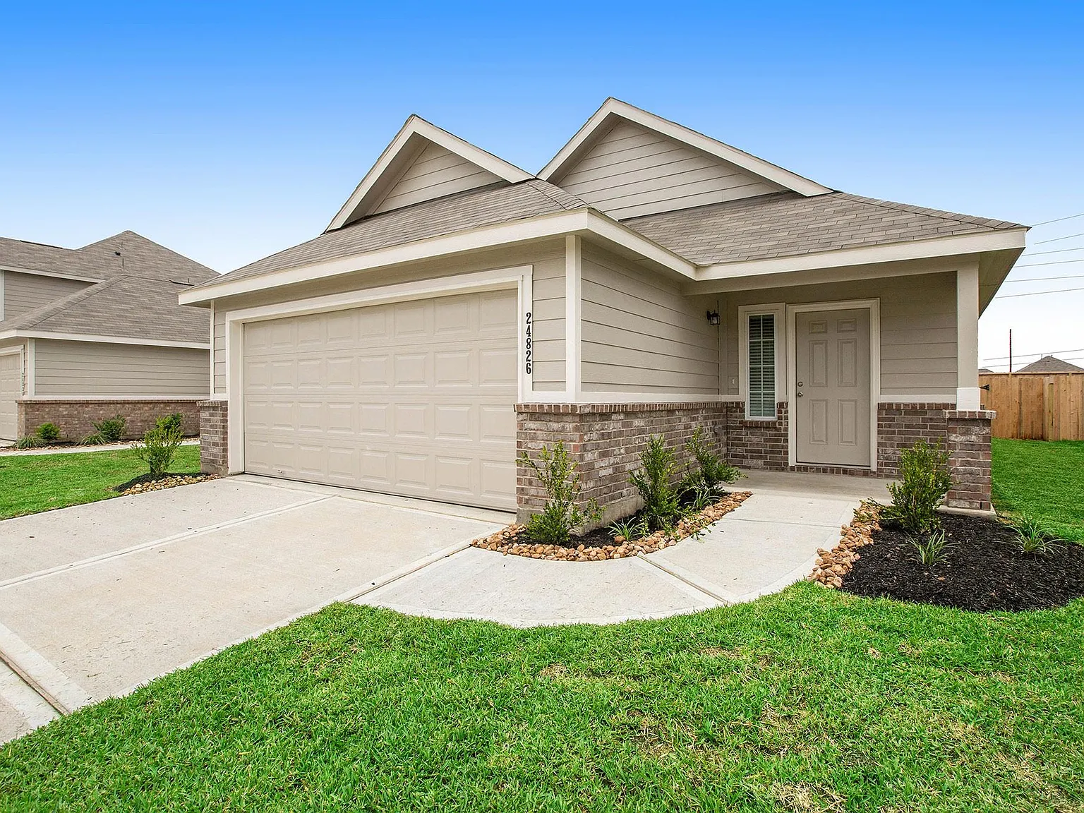 3 bed, 2.0 bath, 1352 sqft, $2,100 — Photo 2