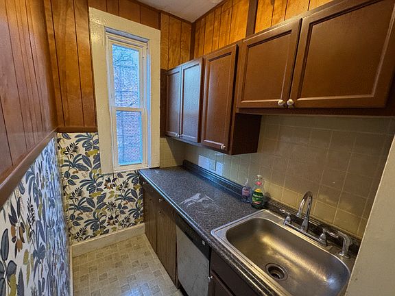 4th image of 375-377 Highland Ave #2