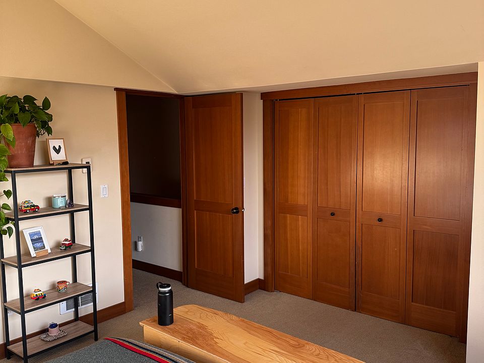 Upstairs primary bedroom