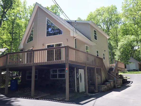 221 Upper Independence Dr, Lackawaxen, PA 18435