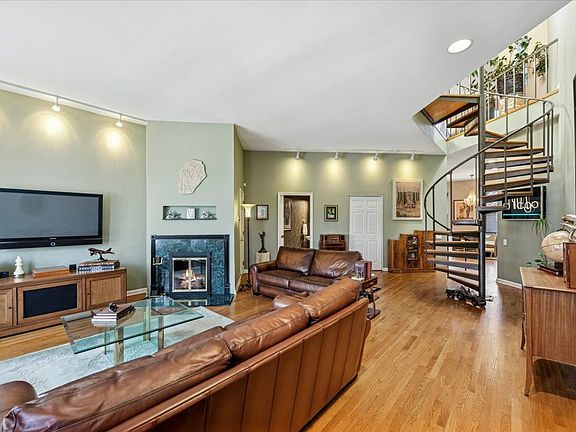 3rd image of 808 S Bishop St