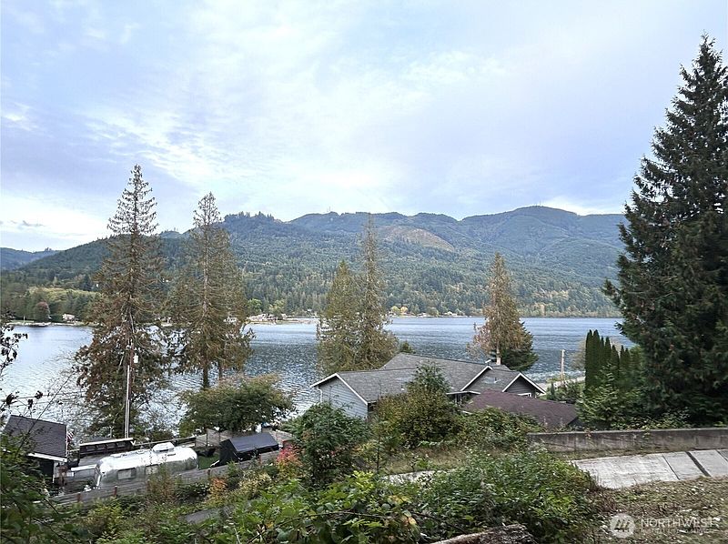 2nd image of 715 Samish Heights Lane