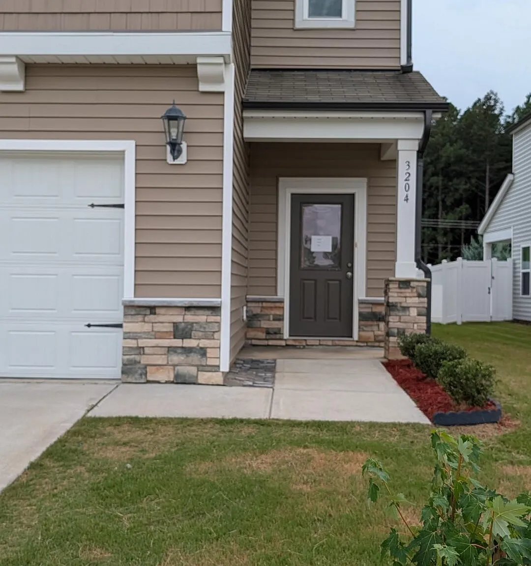 4 bed, 2.5 bath, 2093 sqft, $2,195 — Photo 2