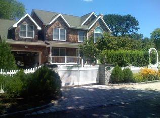 8 Harbor Ln, East Quogue, NY 11942