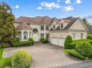 45 Stone Hill Dr S, Manhasset, NY 11030