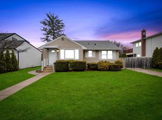 81 Woodbine Dr N, Hicksville, NY 11801