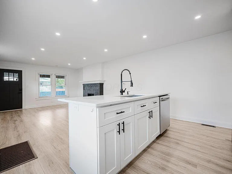 719 S 17th St — Photo 16