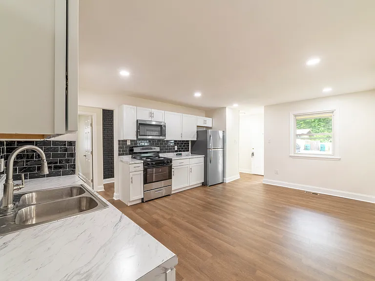 384 Sassafras Dr — Photo 8