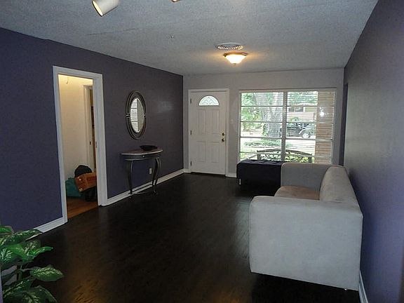 Another view of the flexible front room.