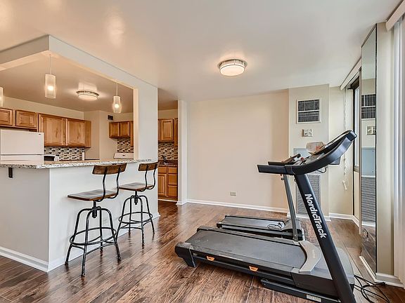 3rd image of 4800 S Lake Park Ave #1012A