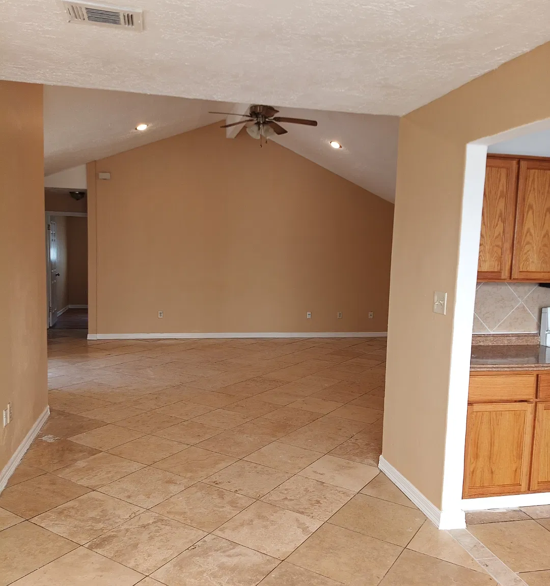 4 bed, 2500 sqft, $2,250 — Photo 2