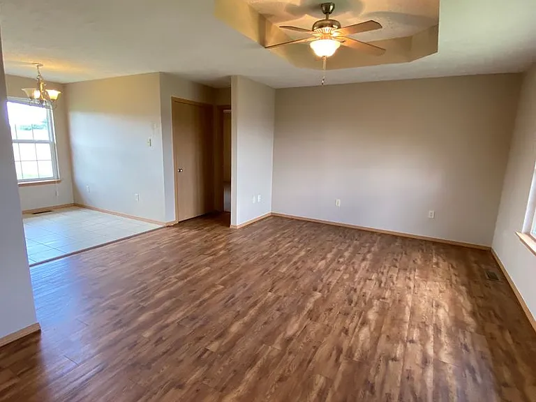 203 N Christopher Ln — Photo 2