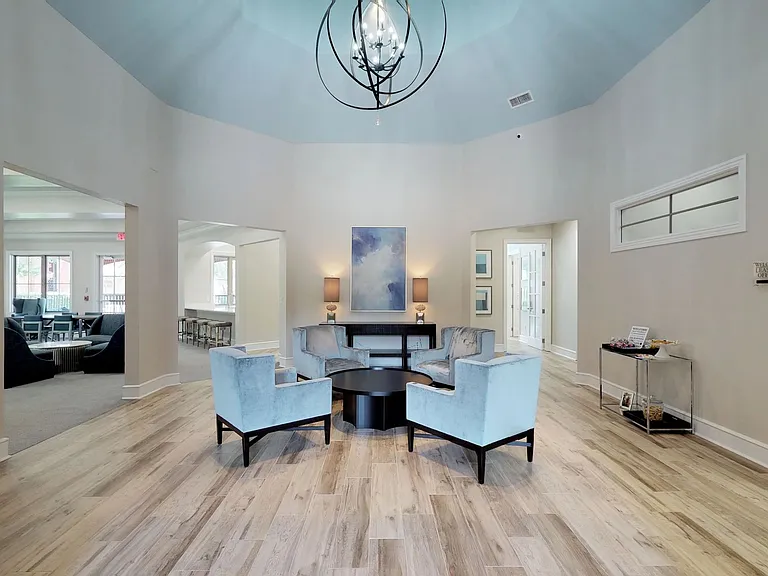 Oaks Riverchase Apartments — Photo 16