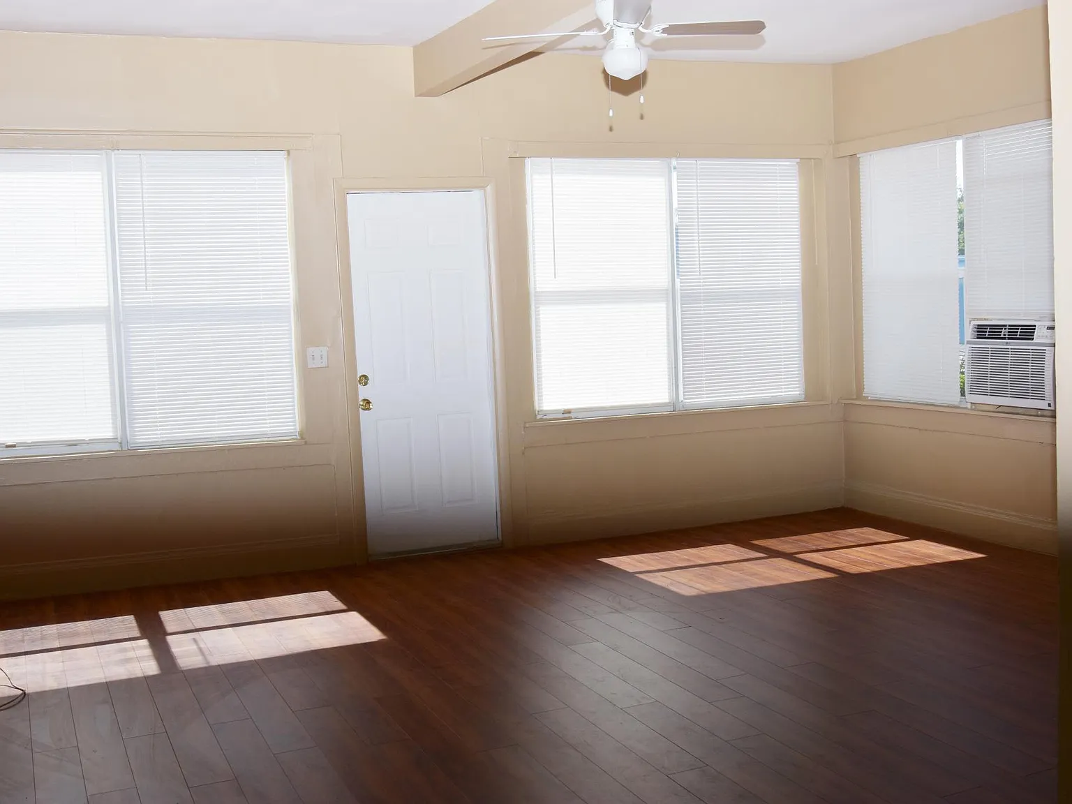 3 bed, 1026 sqft, $2,800 — Photo 2