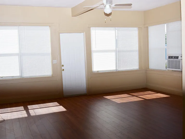 412 N Dixie Hwy — Photo 2