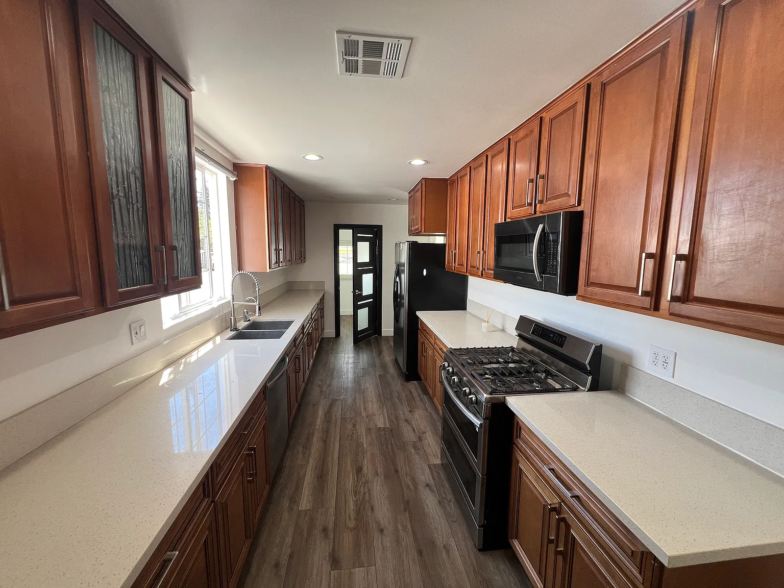 3 bed, 1732 sqft, $5,500 — Photo 4