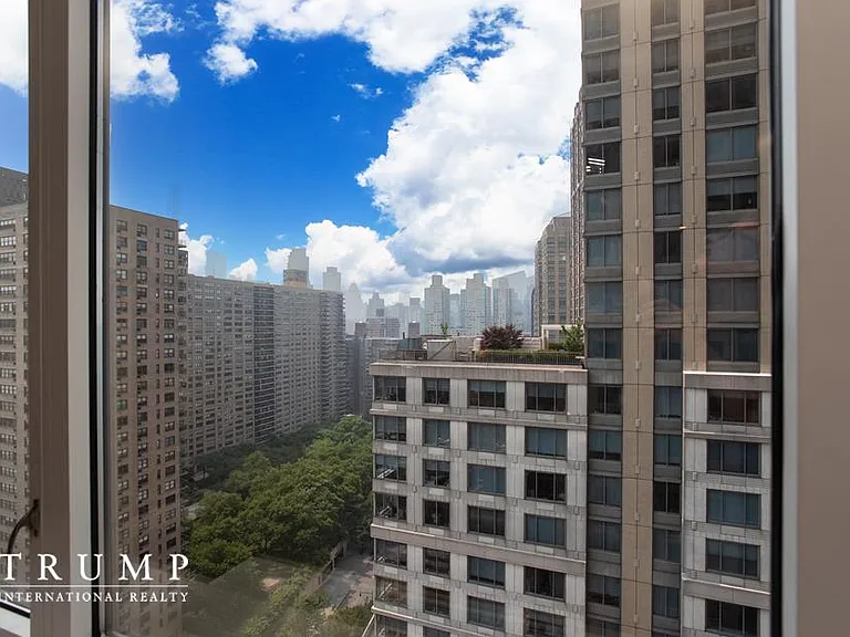 220 Riverside Blvd #21D — Photo 16