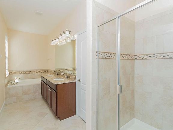 5th image of 15156 Evergreen Oak Loop