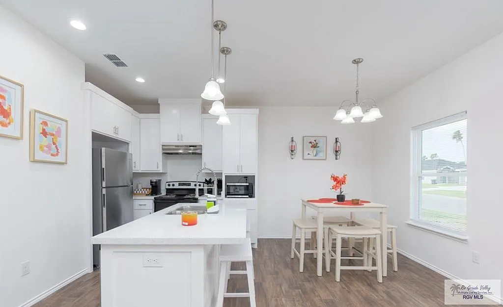 2 bed, 2.0 bath, 954 sqft, $1,300 — Photo 3