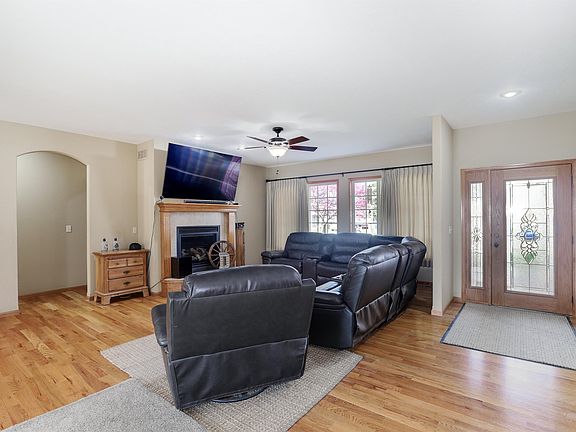 5th image of 606 S Riverview St