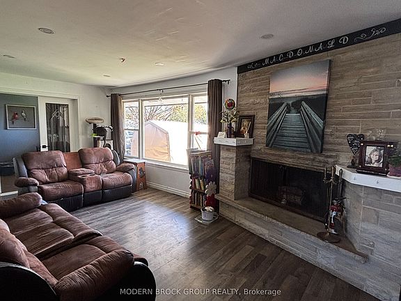 4th image of 2499 Perth Rd
