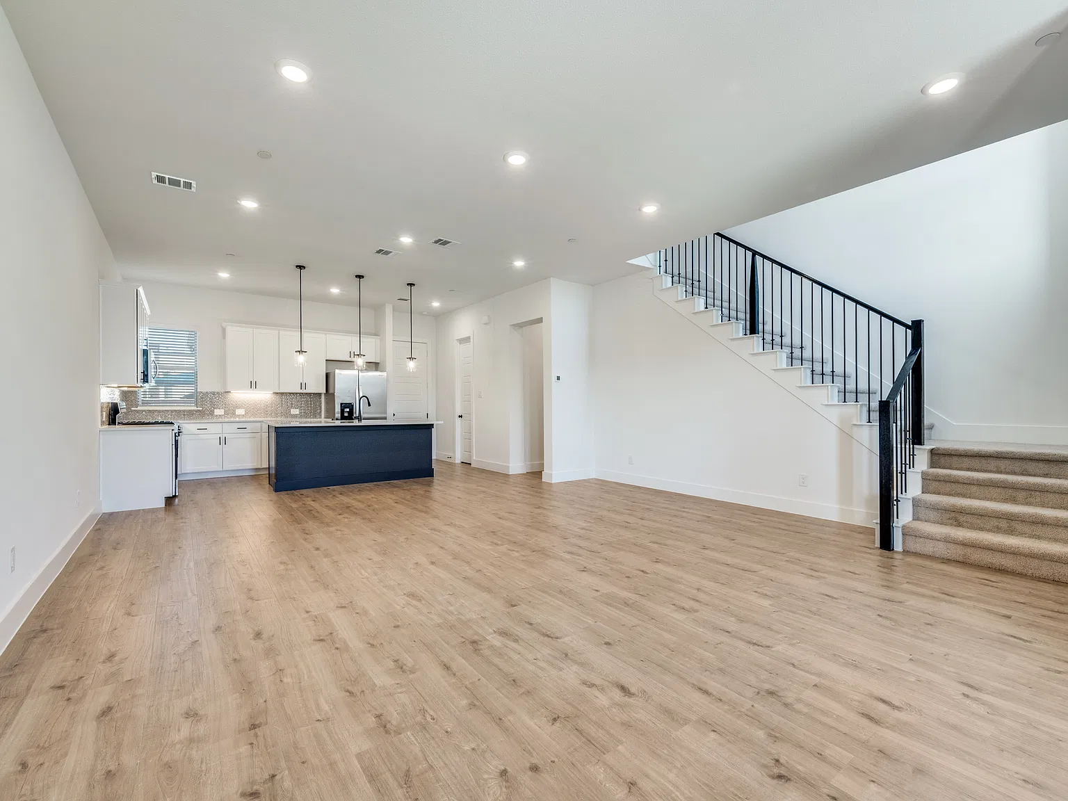 3 bed, 2.5 bath, 1876 sqft, $2,700 — Photo 2