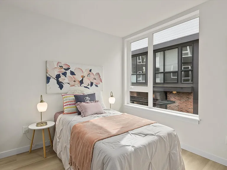 255 E Louisa St — Photo 10