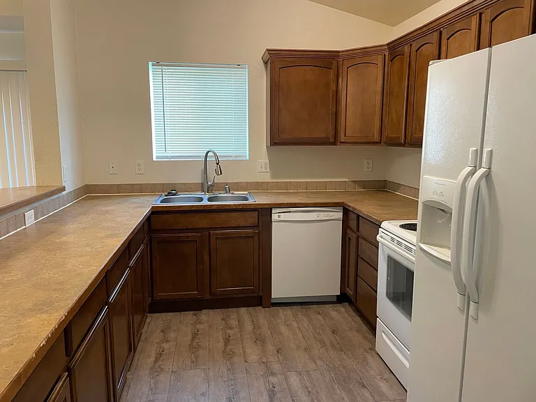 1209 W Franklin St — Photo 10