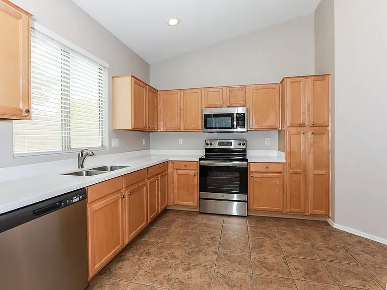 4101 S Vineyard Ave — Photo 6