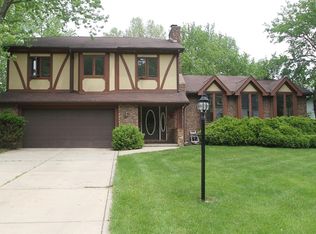 447 Roxbury Rd, Valparaiso, IN 46385