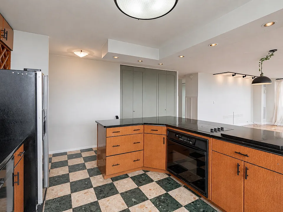2020 N Lincoln Park W #18M