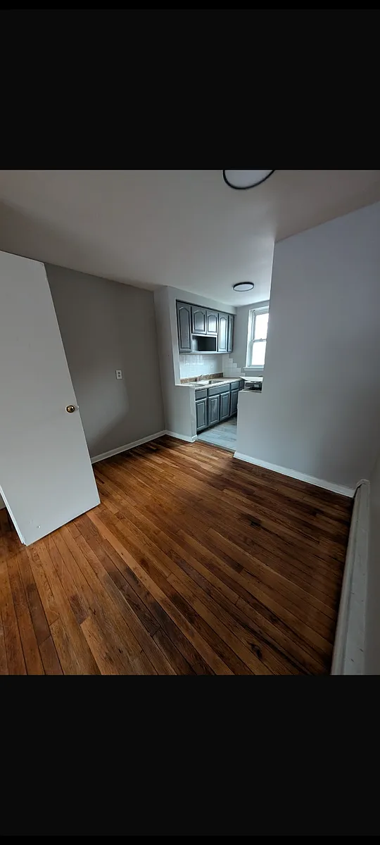 Building Photo - 605 Nye Ave #5B