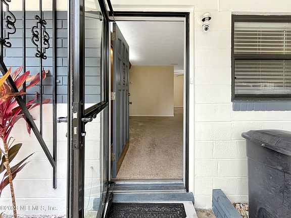 4th image of 451 CLERMONT Drive W