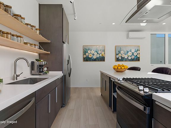 4th image of 2035 Albatross St