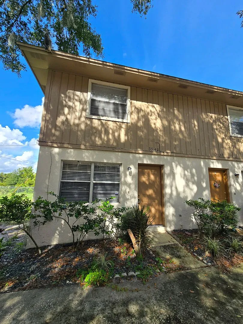 Convenient 2 Bedroom Townhome Near UCF & Full Sail Available Now! — Photo 1