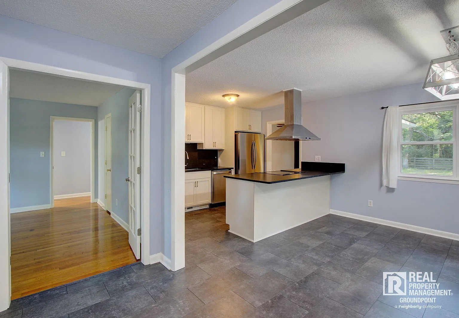 3 bed, 2.0 bath, 1300 sqft, $2,400 — Photo 4