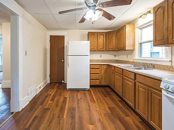 3rd image of 952 W 25th St