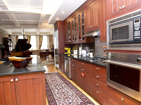 3rd image of 132 W 22nd St APT 6