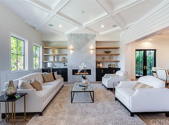 5th image of 18628 Tarzana Dr