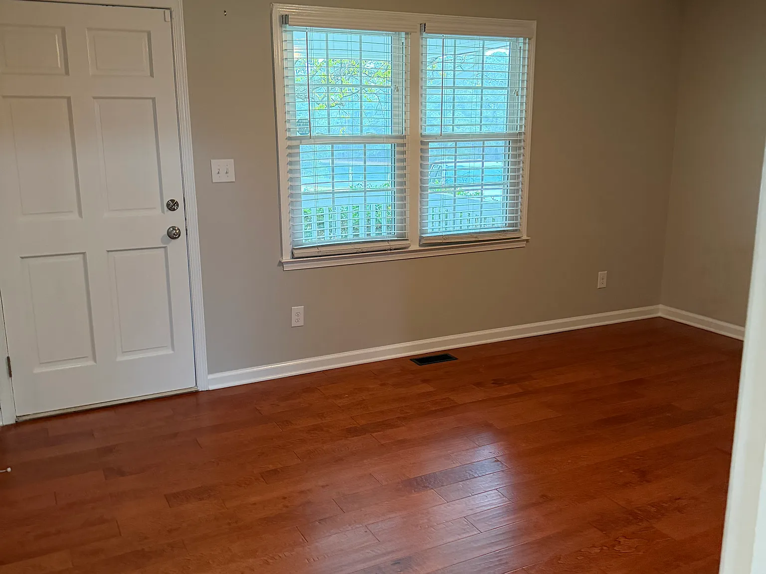 3 bed, 1045 sqft, $1,400 — Photo 2