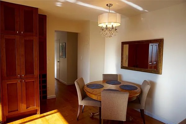 Sold by R New York | media 4