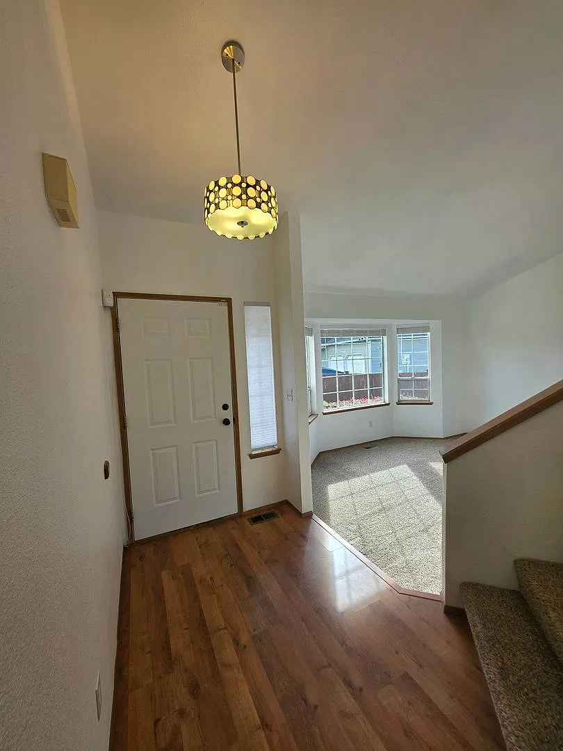 DesMoines home, 3 bed 2.5 bath home with 2 car garage. Available NOW!! — Photo 3