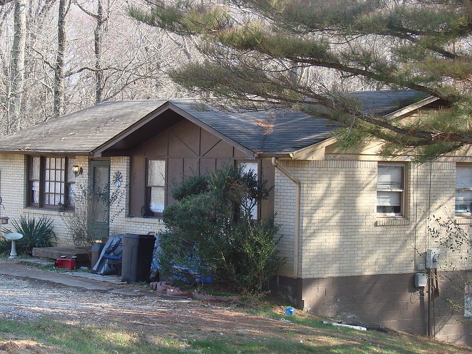 2nd image of 739 Salem Cres