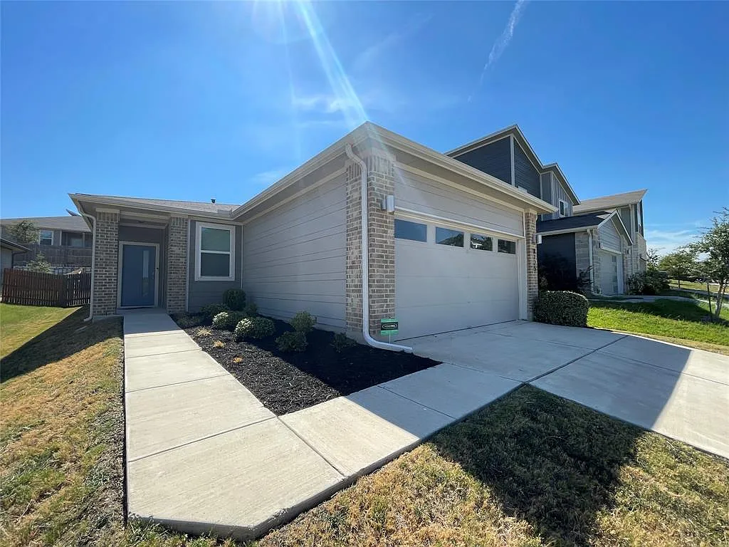 3 bed, 2.0 bath, 1405 sqft, $2,195 — Photo 3