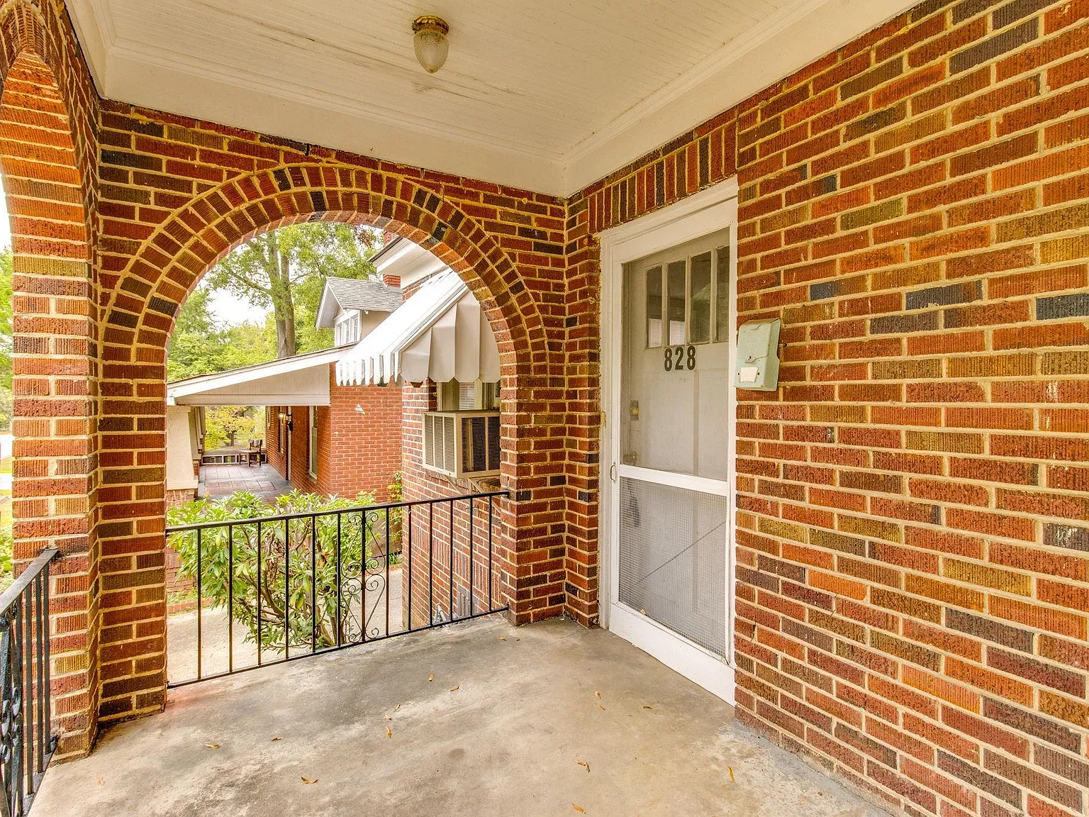 1 bed, 895 sqft, $1,350 — Photo 4