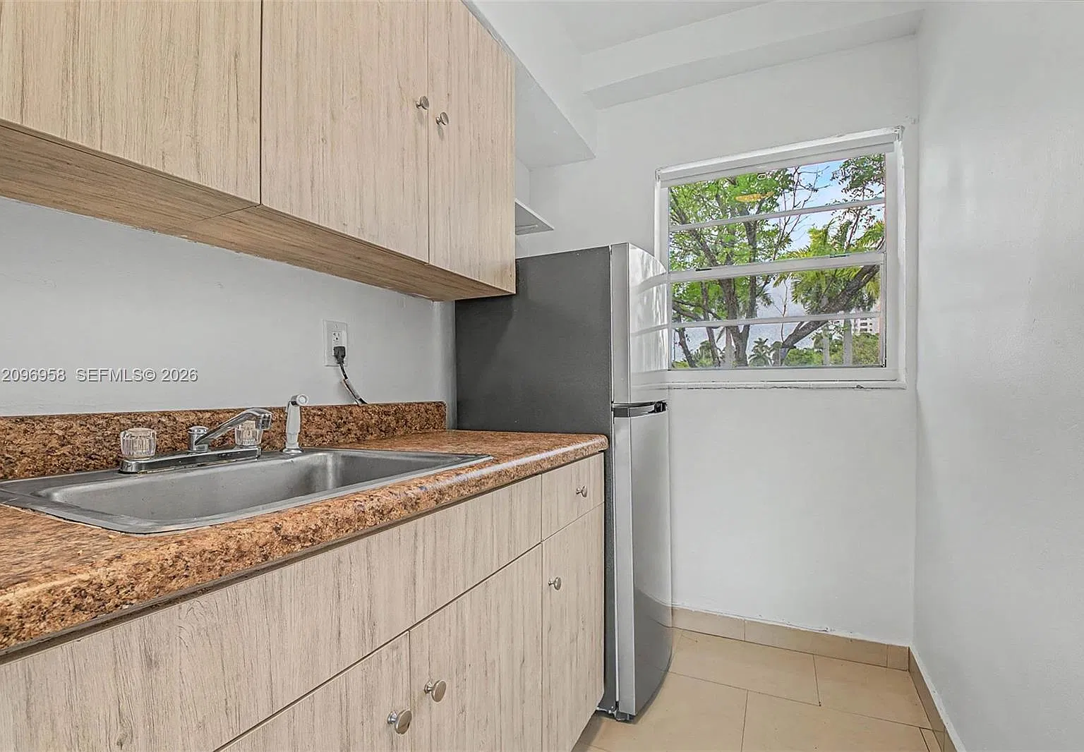 1685 Jefferson Ave — Photo 3