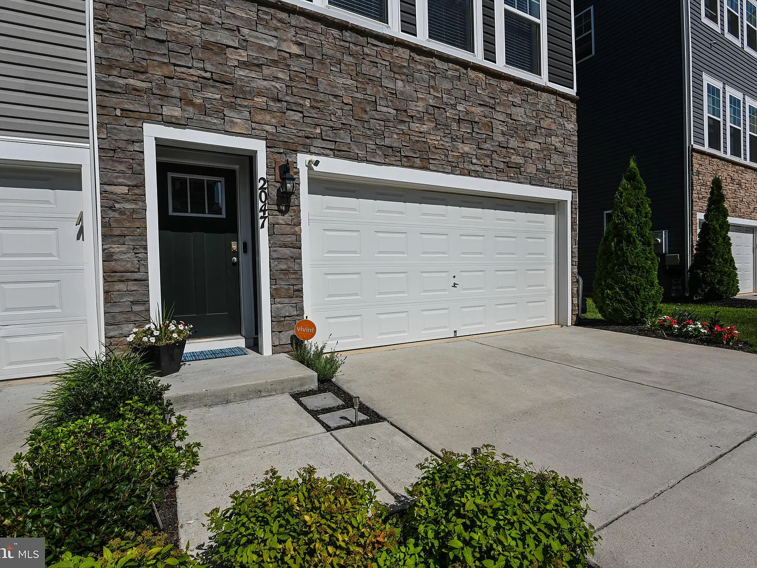 3 bed, 2.5 bath, 2296 sqft, $3,500 — Photo 2