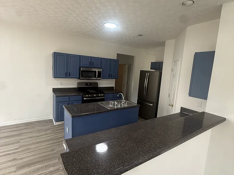 705 Waveland Ave — Photo 7