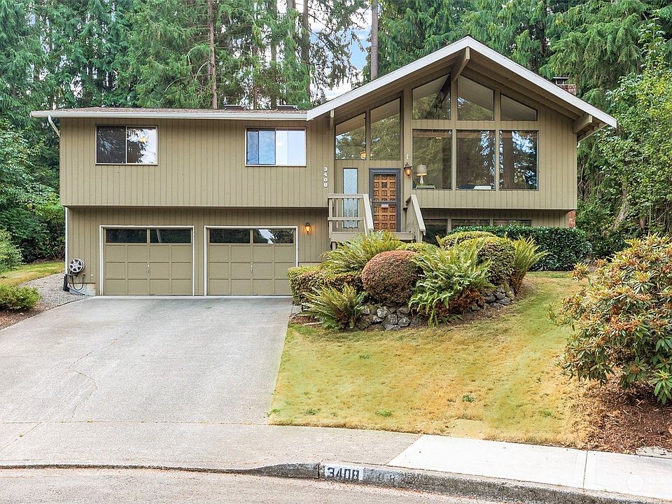 Convenient and spacious home on an elevated culdesac lot in desirable Manorwood.>